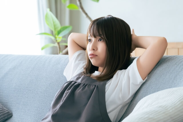 失恋後に復縁の可能性について悩んでいる女性のイメージ