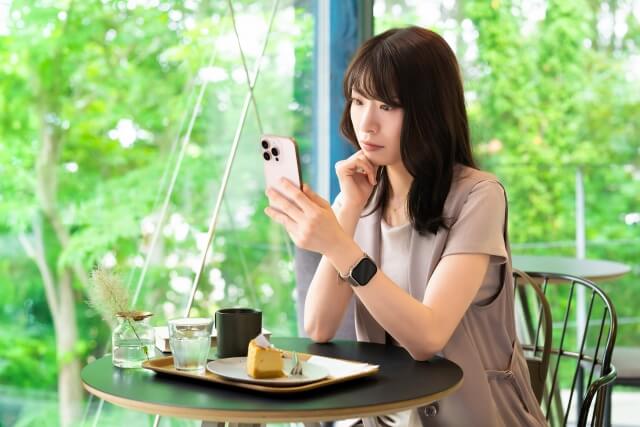 距離を置くべきか迷っている女性