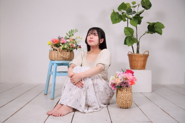 元彼からの連絡に戸惑っている女性のイメージ
