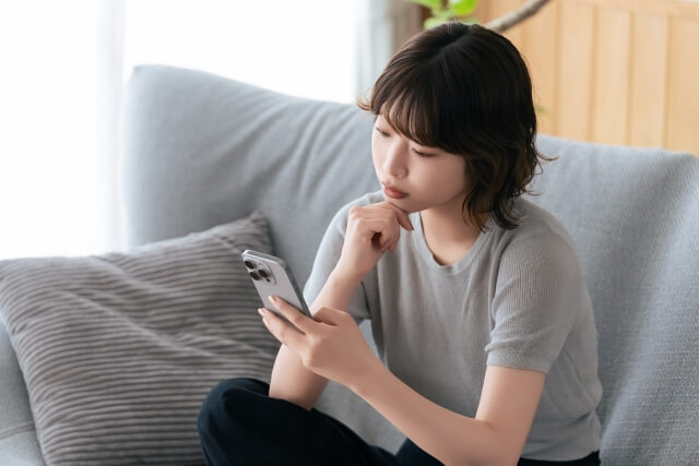 一人で悩みながら相談の必要性を感じている女性