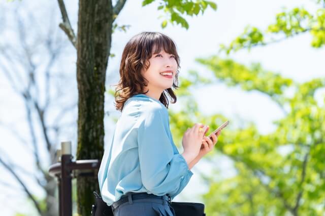前を向いて少しずつ歩き出そうとしている女性